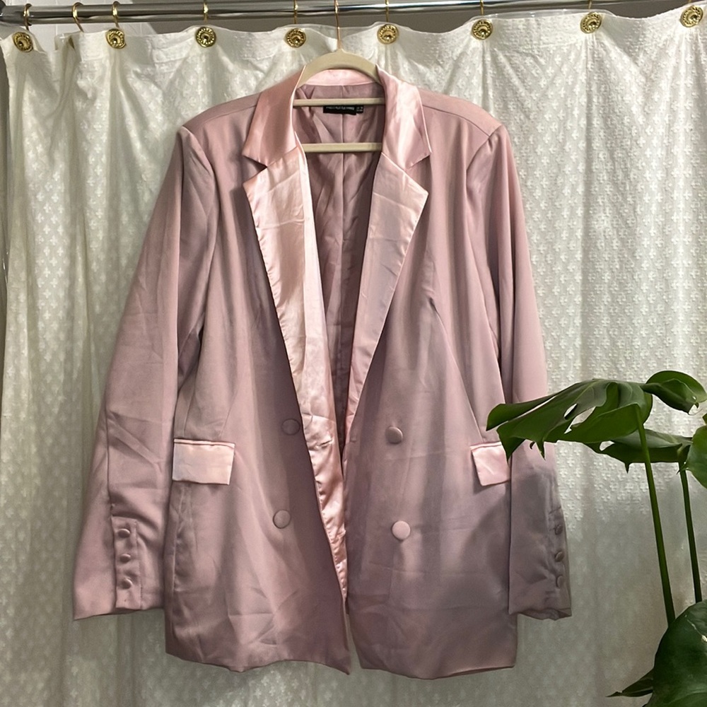 Pretty Little Thing Plus Light Pink Longline Satin Mix Blazer